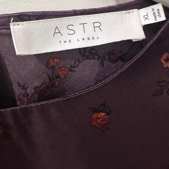 ASTR The Label Twist Front Floral Satin Keyhole Balloon Sleeve Top Plum, 
XL - Picture 3 of 9